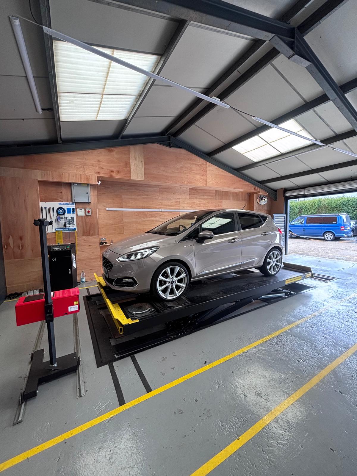 Fast Line Auto Centre garage in West Drayton, workshop photo 4