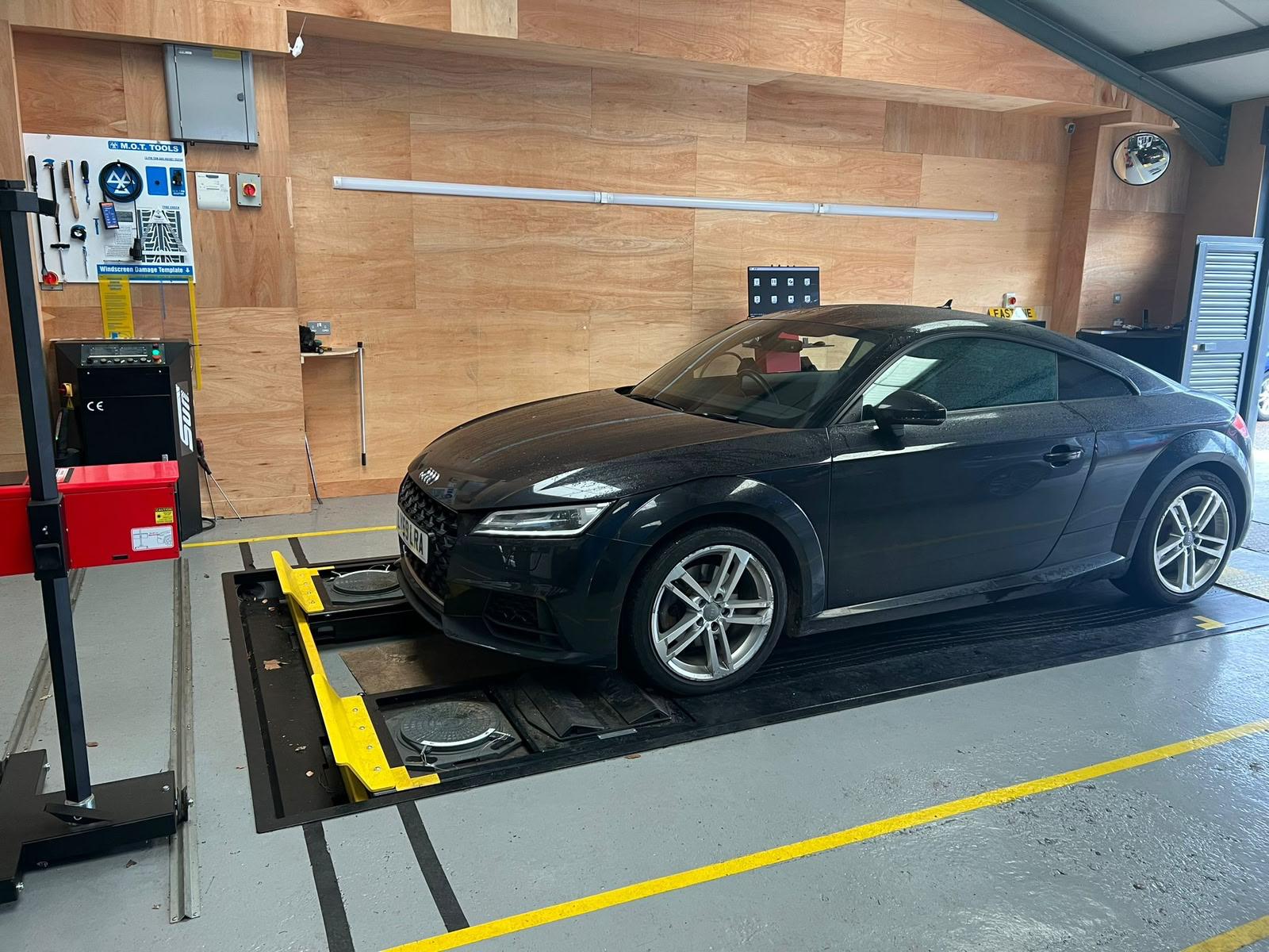 Fast Line Auto Centre garage in West Drayton, workshop photo 7