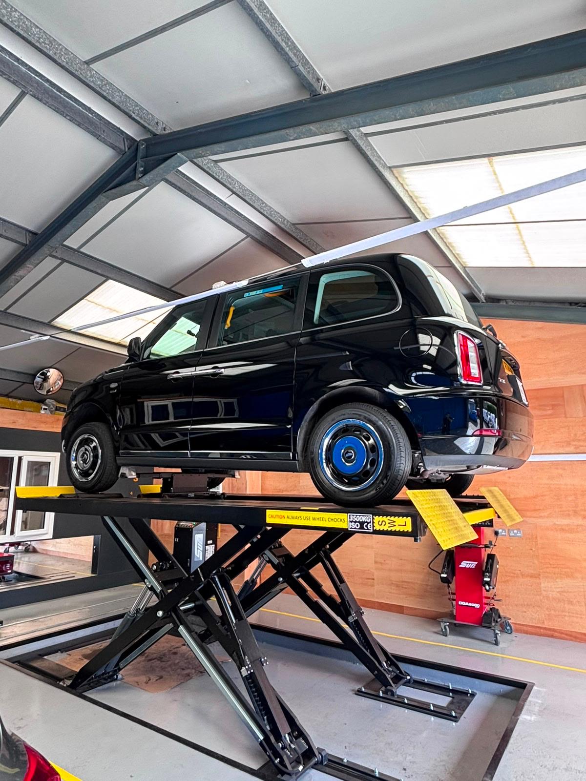 Fast Line Auto Centre garage in West Drayton, workshop photo 10