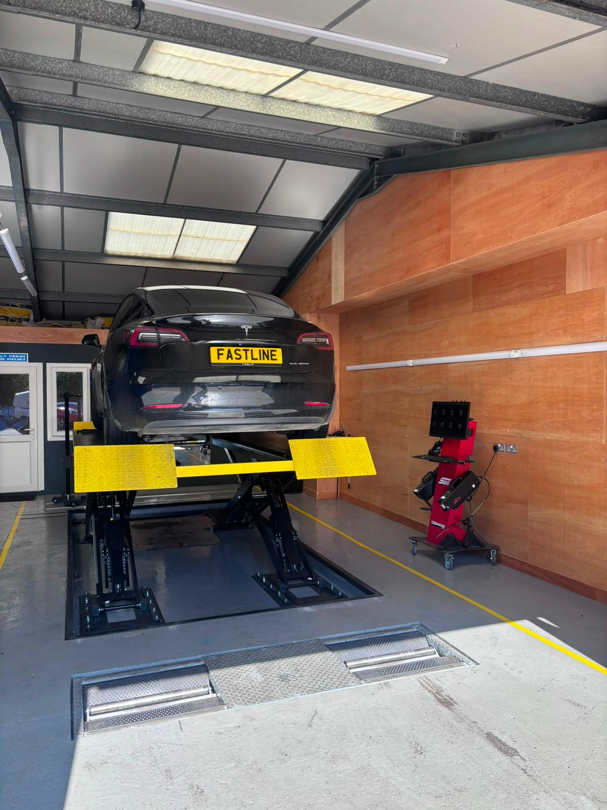 Fast Line Auto Centre garage in West Drayton, workshop photo 11