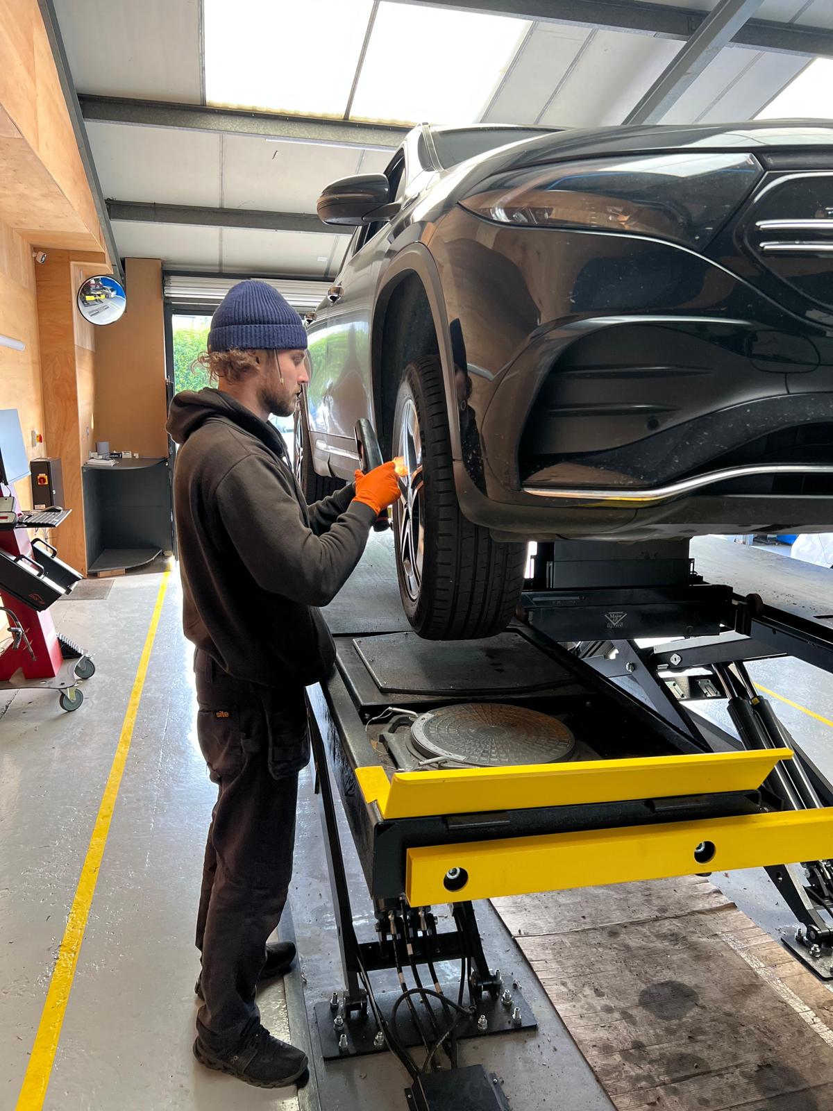 Fast Line Auto Centre garage in West Drayton, workshop photo 15