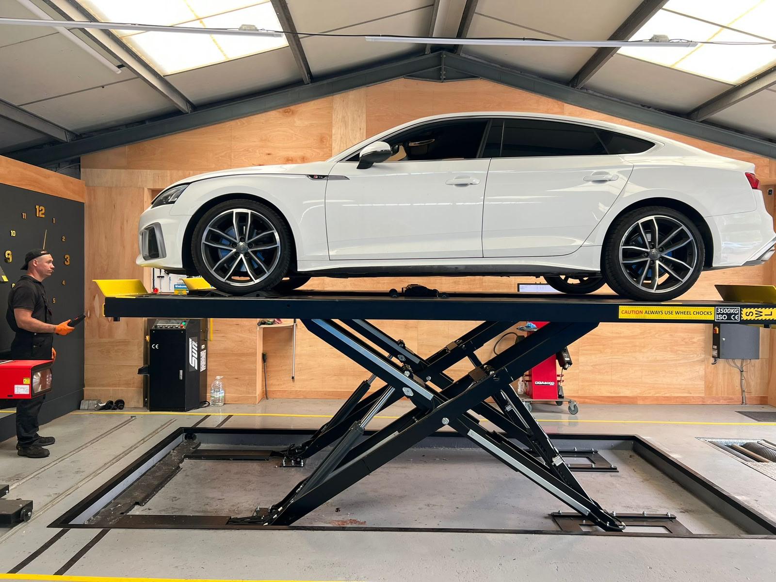 Fast Line Auto Centre garage in West Drayton, workshop photo 19