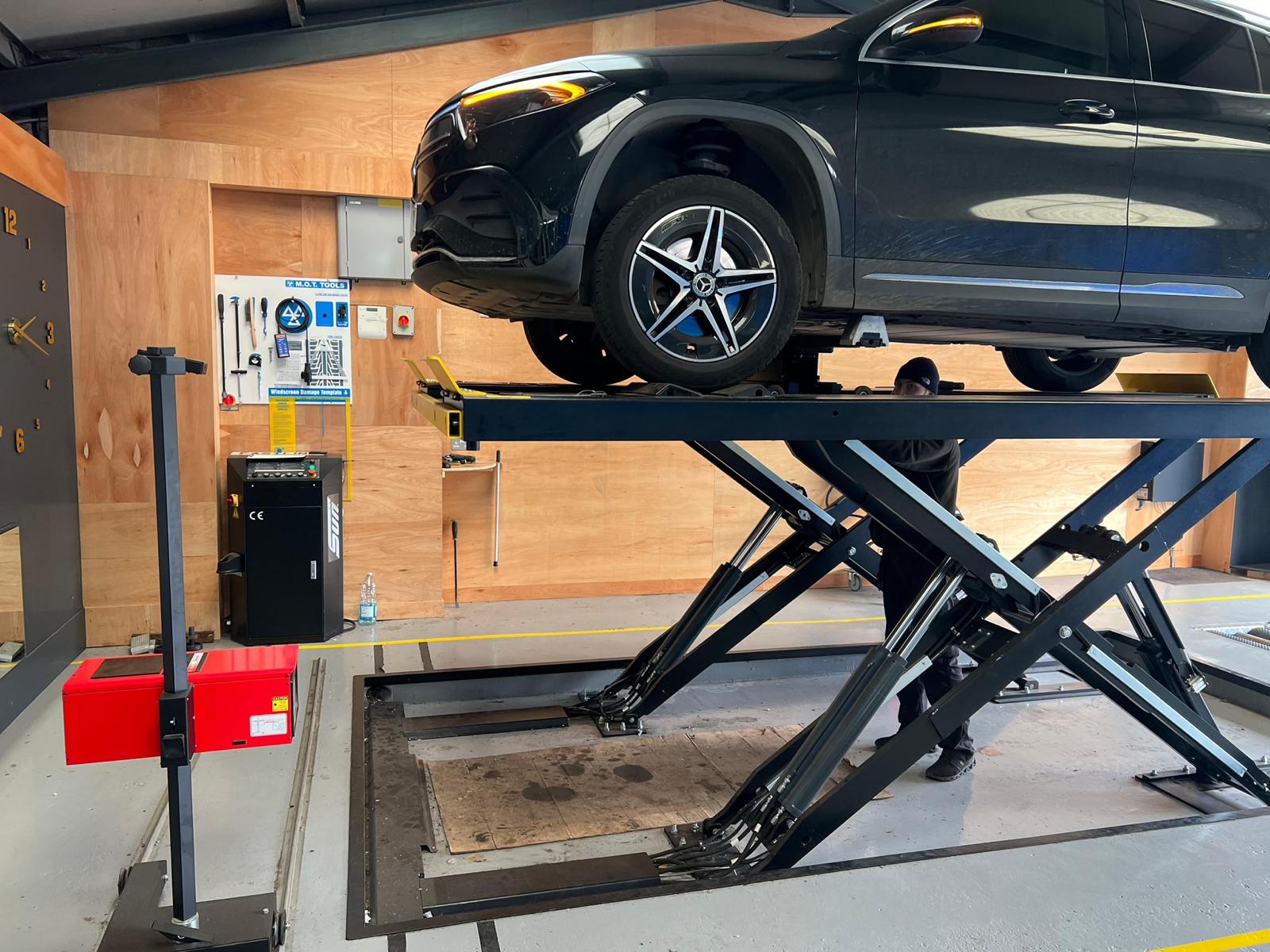 Fast Line Auto Centre garage in West Drayton, workshop photo 21
